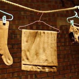 木头雕刻成的衣物