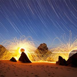 星迹下绚丽的焰火