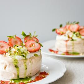 美味草莓Pavlovas蛋糕