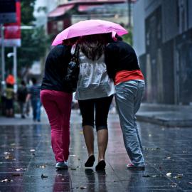 风雨中的新加坡乌节路
