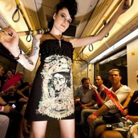 地铁里的时装秀