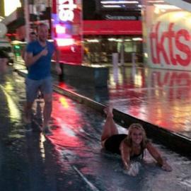 飓风Irene 苦中作乐的人们