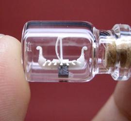 微型瓶里的微型雕塑