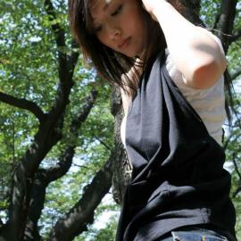 木瞳树下阳光少女