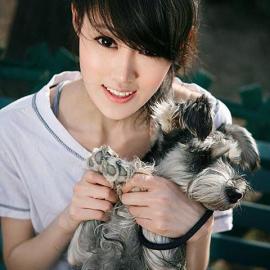 长腿姐姐戏爱犬