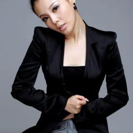 刘雨鑫化身OL演绎低调的性感