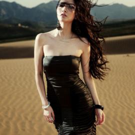 风沙中身材姣好的模特