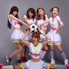 i Me拍摄时尚足球宝贝 显性感