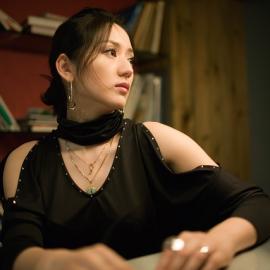 酒吧里的寂寞女郎