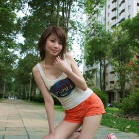 美术才女penny校园道上自拍