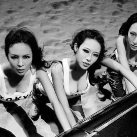 沙漠中的越野性感美女