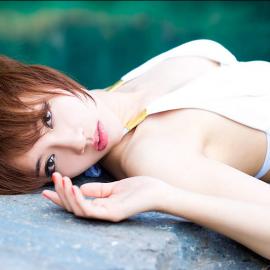 夏日惹火美女泳装阳光浴