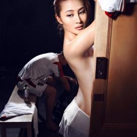 王澜霏半裸勇闯球员更衣室