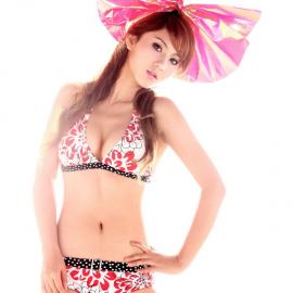 火辣辣的糖果比坚尼女郎