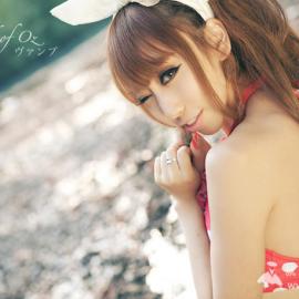 偷拍森林女孩比基尼戏水