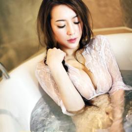 江伊涵新一集性感白色蕾丝花内衣