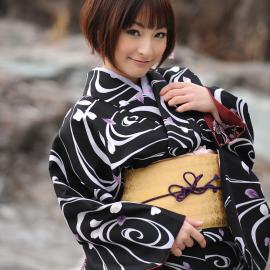 小殿的性感露沟的日本和服诱惑