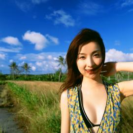 日本阳光少女性感户外照