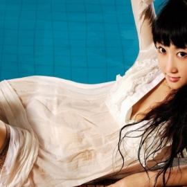 泳池边的湿身透视少女