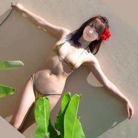欣赏海边坦胸比坚尼少女