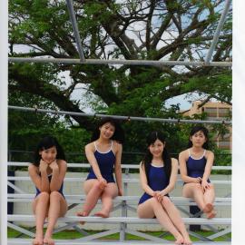 一群童颜巨乳的妹妹海滩写真