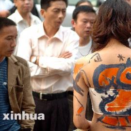 杭州：人体彩绘“秀”进街头