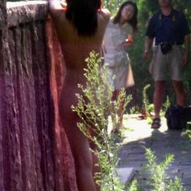 大学生人体模特明暗之间行走