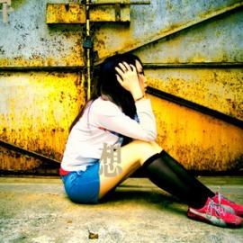 色调棒极了 女孩也心思重重 深遂弃想