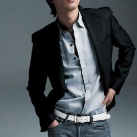 赵仁成夏季清爽写真 忧郁眼神透迷人气息