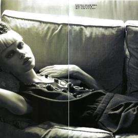 最新Vogue内页黑白大片