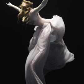 Nadia Moro水下唯美服装摄影