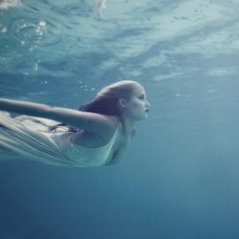 女人与水——Andrew Brauteseth水下摄影