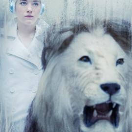 博物馆里的银发女孩