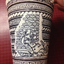 塑料杯上惊人的钢笔画