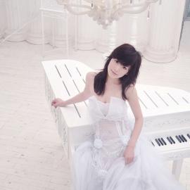 清纯小美人演绎唯美婚纱新娘