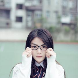 清纯女生重游校园春色