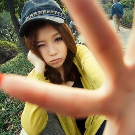 电眼90后美女公园自拍