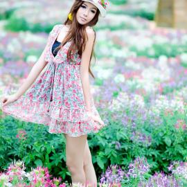 葱郁花下的美腿少女
