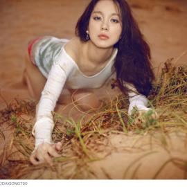 沙滩湿卧小美女