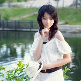 游走在湖边的美女