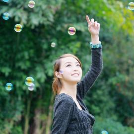 大眼美女吹泡泡