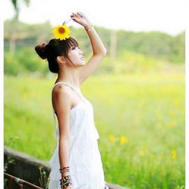 菊花朵朵开少女笑开颜