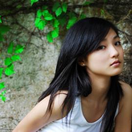 素颜美女洋溢着青春