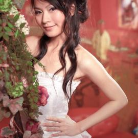 红墙白衣少女羞涩妩媚