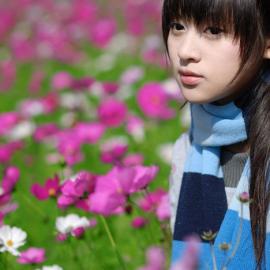 小紫花下的美女对你的思念
