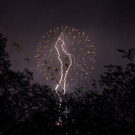 闪电与烟花的完美结合