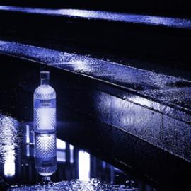 绝对伏特加为限量ABSOLUT GLIMMER创作光涂鸦