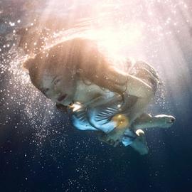 50个人在水下的创意摄影照片