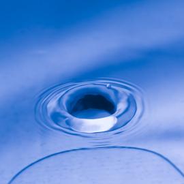 15张迷人的蓝色液体摄影照片