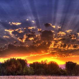 34张太阳穿透云朵瞬间的摄影照片